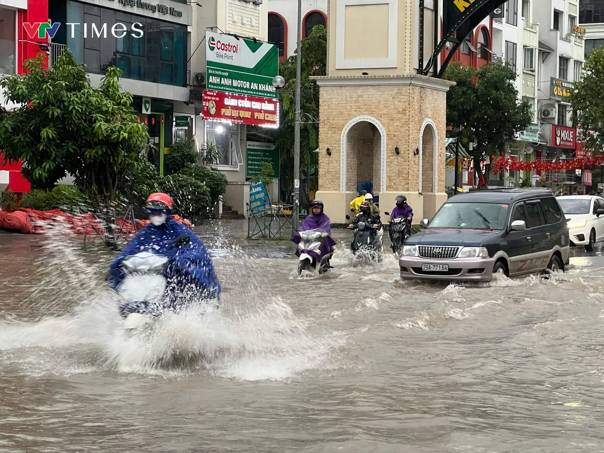 Mưa xối xả suốt đêm tới sáng, nhiều tuyến phố Hà Nội lại ngập trong biển nước- Ảnh 1. Mưa xối xả suốt đêm tới sáng, nhiều tuyến phố Hà Nội lại ngập trong biển nước - Ảnh 7.