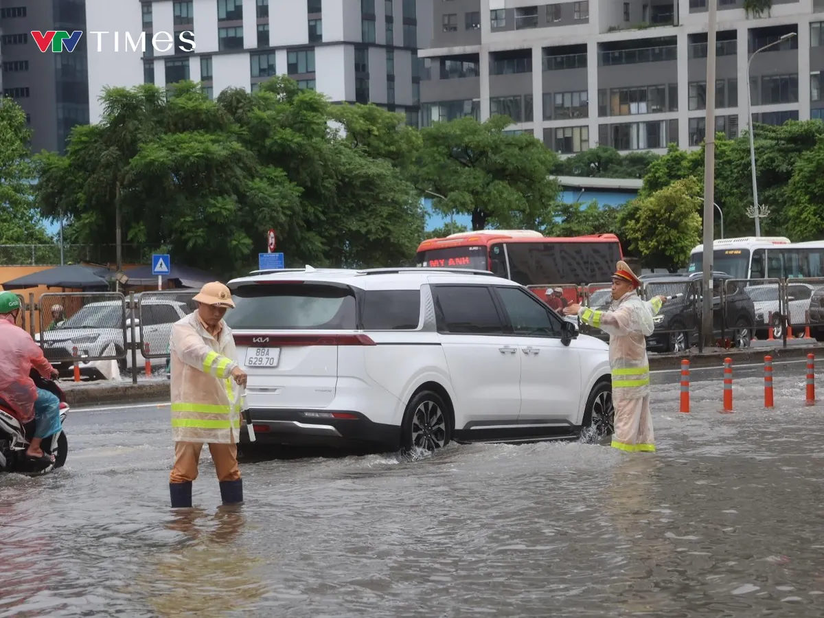 Hà Nội: Mưa lớn kéo dài, CSGT căng mình ứng phó, bảo đảm giao thông an toàn - Ảnh 2.
