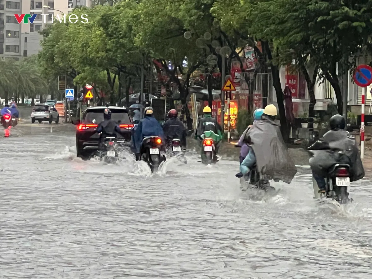 Mưa xối xả suốt đêm tới sáng, nhiều tuyến phố Hà Nội lại ngập trong biển nước- Ảnh 2. Mưa xối xả suốt đêm tới sáng, nhiều tuyến phố Hà Nội lại ngập trong biển nước - Ảnh 8.