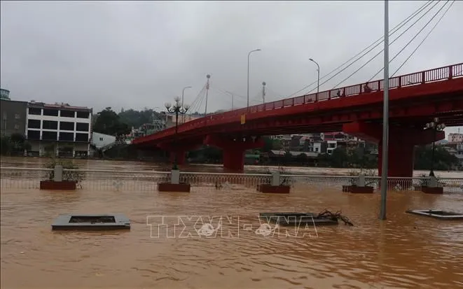 Nước sông Bằng đang lên rất nhanh, có thể gây ngập lụt ở các vùng trũng. Nước sông Bằng đang lên rất nhanh, có thể gây ngập lụt ở các vùng trũng.