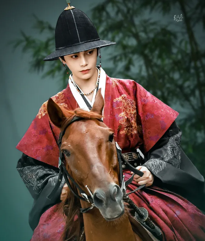 Đinh Vũ Hề suýt té ngã khi quay cảnh cưỡi ngựa - Ảnh 2.