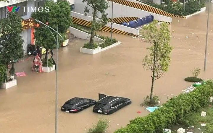 Những ô tô ngập sâu trong nước là hình ảnh không hiếm tại khu đô thị Ecoheme sáng 07/10. Những ô tô ngập sâu trong nước là hình ảnh không hiếm tại khu đô thị Ecoheme sáng 07/10.
