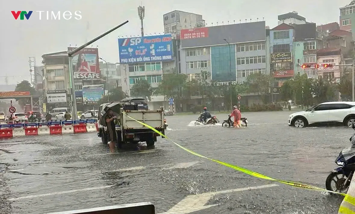 Mưa xối xả suốt đêm tới sáng, nhiều tuyến phố Hà Nội lại ngập trong biển nước- Ảnh 7. Mưa xối xả suốt đêm tới sáng, nhiều tuyến phố Hà Nội lại ngập trong biển nước - Ảnh 13.
