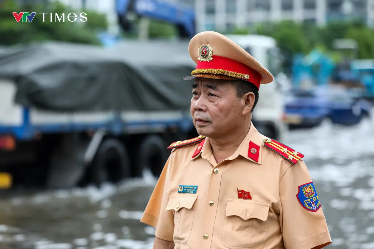 Hà Nội: Mưa lớn kéo dài, CSGT căng mình ứng phó, bảo đảm giao thông an toàn - Ảnh 3.