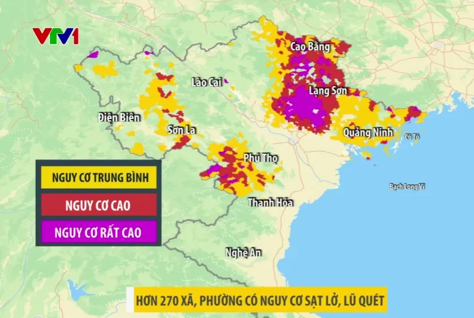 Hà Nội mưa to đến rất to, cảnh báo ngập lụt ở nhiều tuyến phố- Ảnh 1. Hà Nội mưa to đến rất to, cảnh báo ngập lụt ở nhiều tuyến phố- Ảnh 1.