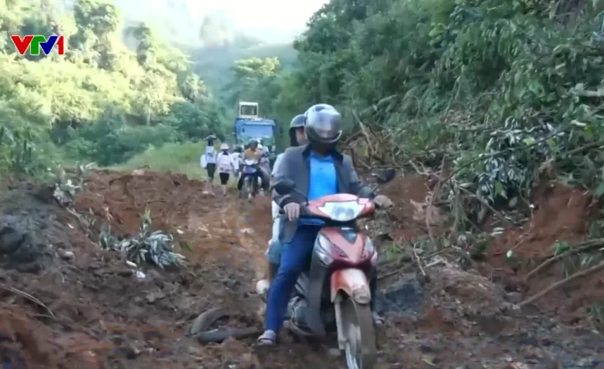 Thầy cô vượt sạt lở đón học trò xuống trường tránh bão lũ - Ảnh 1.