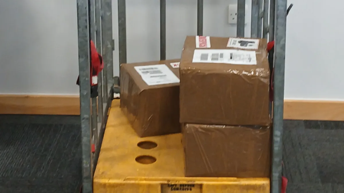 Cảnh sát Anh triệt phá đường dây tuồn lậu điện thoại iPhone ra nước ngoài lớn chưa từng có- Ảnh 1.