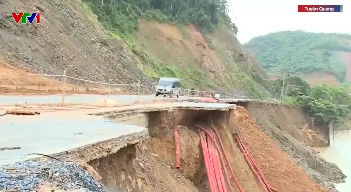 Nhiều khu dân cư nguy cơ sạt lở cao, Tuyên Quang di dời khẩn cấp người dân đến nơi an toàn- Ảnh 1. Nhiều khu dân cư nguy cơ sạt lở cao, Tuyên Quang di dời khẩn cấp người dân đến nơi an toàn- Ảnh 1.
