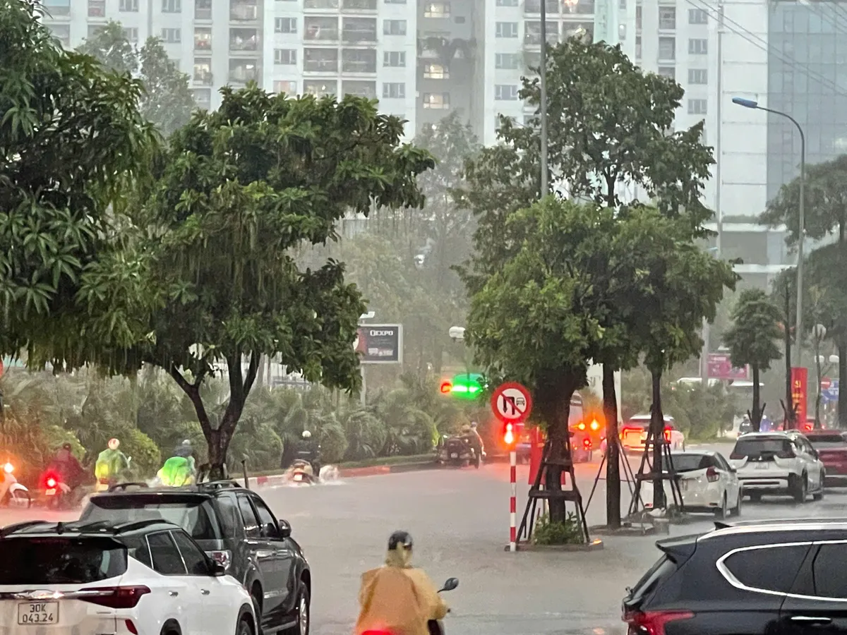 Mưa xối xả suốt đêm tới sáng, nhiều tuyến phố Hà Nội lại ngập trong biển nước- Ảnh 3. Mưa xối xả suốt đêm tới sáng, nhiều tuyến phố Hà Nội lại ngập trong biển nước - Ảnh 9.