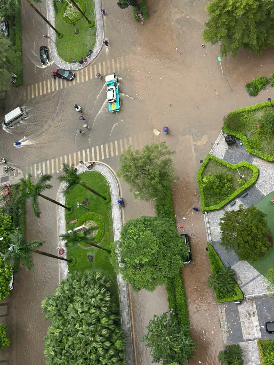Mưa xối xả suốt đêm tới sáng, nhiều tuyến phố Hà Nội lại ngập trong biển nước- Ảnh 5. Mưa xối xả suốt đêm tới sáng, nhiều tuyến phố Hà Nội lại ngập trong biển nước - Ảnh 11.