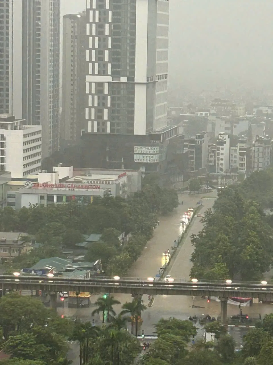 Mưa xối xả suốt đêm tới sáng, nhiều tuyến phố Hà Nội lại ngập trong biển nước- Ảnh 6. Mưa xối xả suốt đêm tới sáng, nhiều tuyến phố Hà Nội lại ngập trong biển nước - Ảnh 12.