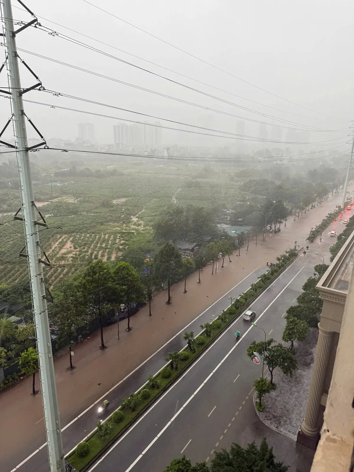 Mưa xối xả suốt đêm tới sáng, nhiều tuyến phố Hà Nội lại ngập trong biển nước- Ảnh 4. Mưa xối xả suốt đêm tới sáng, nhiều tuyến phố Hà Nội lại ngập trong biển nước - Ảnh 10.