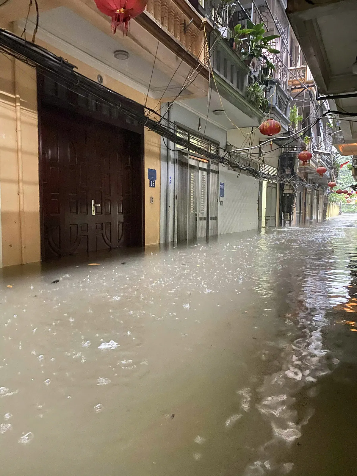 Ngập úng nhiều nhà bị nước tràn vào, gây khó khăn cho cuộc sống của người dân - Ảnh 2.