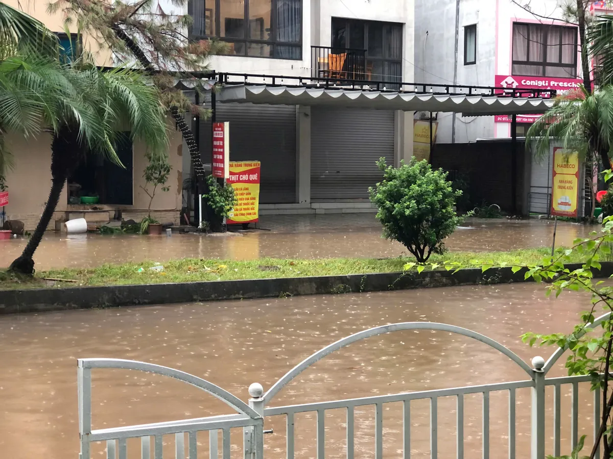 Ngập úng nhiều nhà bị nước tràn vào, gây khó khăn cho cuộc sống của người dân - Ảnh 3.