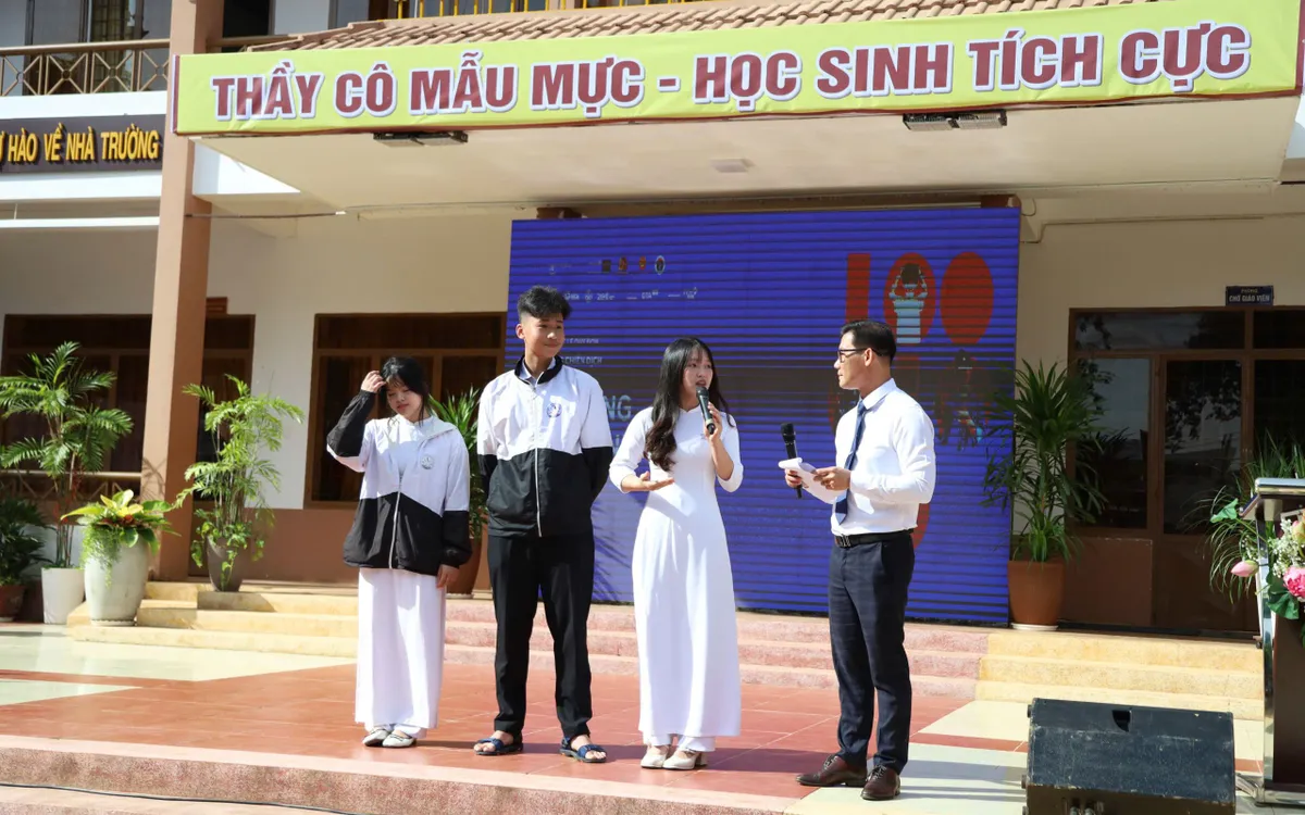 Triển khai chương trình "Cùng nhau an toàn trực tuyến" cho học sinh. Triển khai chương trình "Cùng nhau an toàn trực tuyến" cho học sinh.