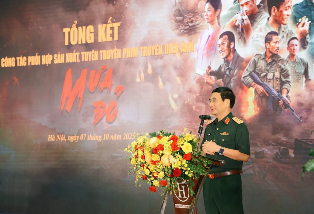"Anh Tạ, O Hồng" cùng êkip Mưa đỏ nhìn lại hành trình khó quên - Ảnh 1.