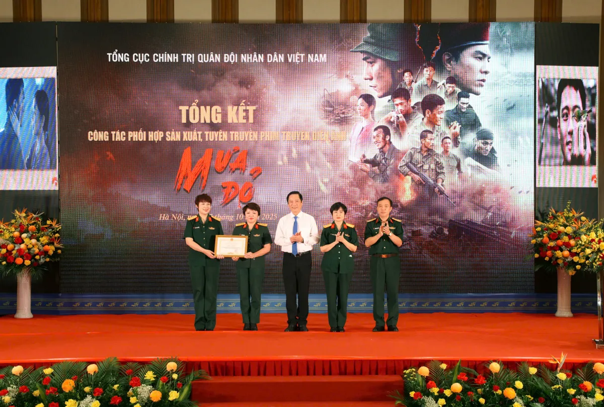 "Anh Tạ, O Hồng" cùng êkip Mưa đỏ nhìn lại hành trình khó quên - Ảnh 7.