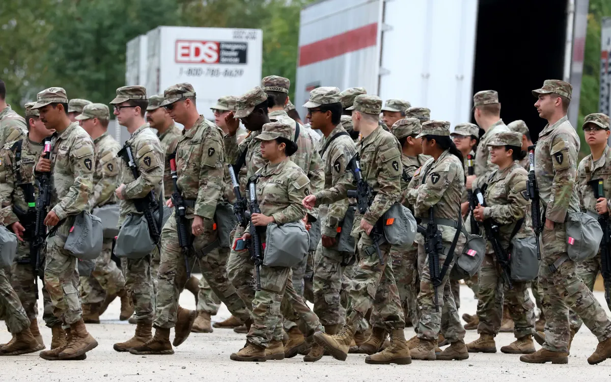 Các thành viên của Lực lượng Vệ binh Quốc gia Texas tại trung tâm Elwood, bang Illinois (Ảnh: Tribune News Service/Getty Images) Các thành viên của Lực lượng Vệ binh Quốc gia Texas tại trung tâm Elwood, bang Illinois (Ảnh: Tribune News Service/Getty Images)