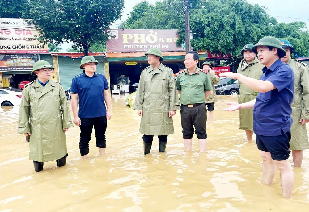 Thái Nguyên: Sông Cầu đạt đỉnh lũ lịch sử cao hơn năm 2024 tới gần 1m - Ảnh 1.