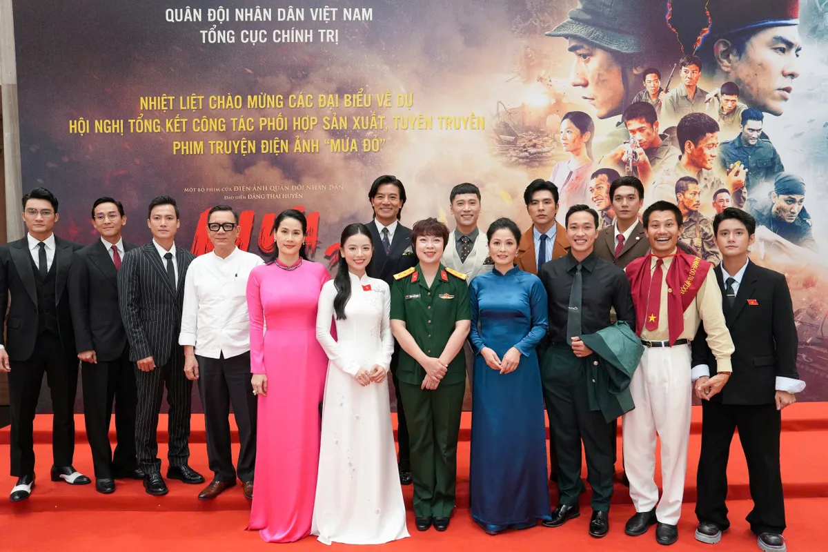 "Anh Tạ, O Hồng" cùng êkip Mưa đỏ nhìn lại hành trình khó quên - Ảnh 3.