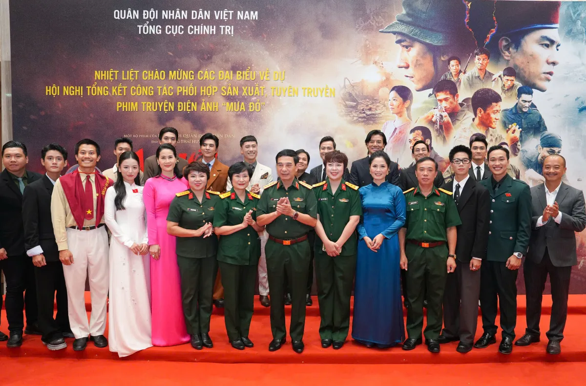 "Anh Tạ, O Hồng" cùng êkip Mưa đỏ nhìn lại hành trình khó quên - Ảnh 2.