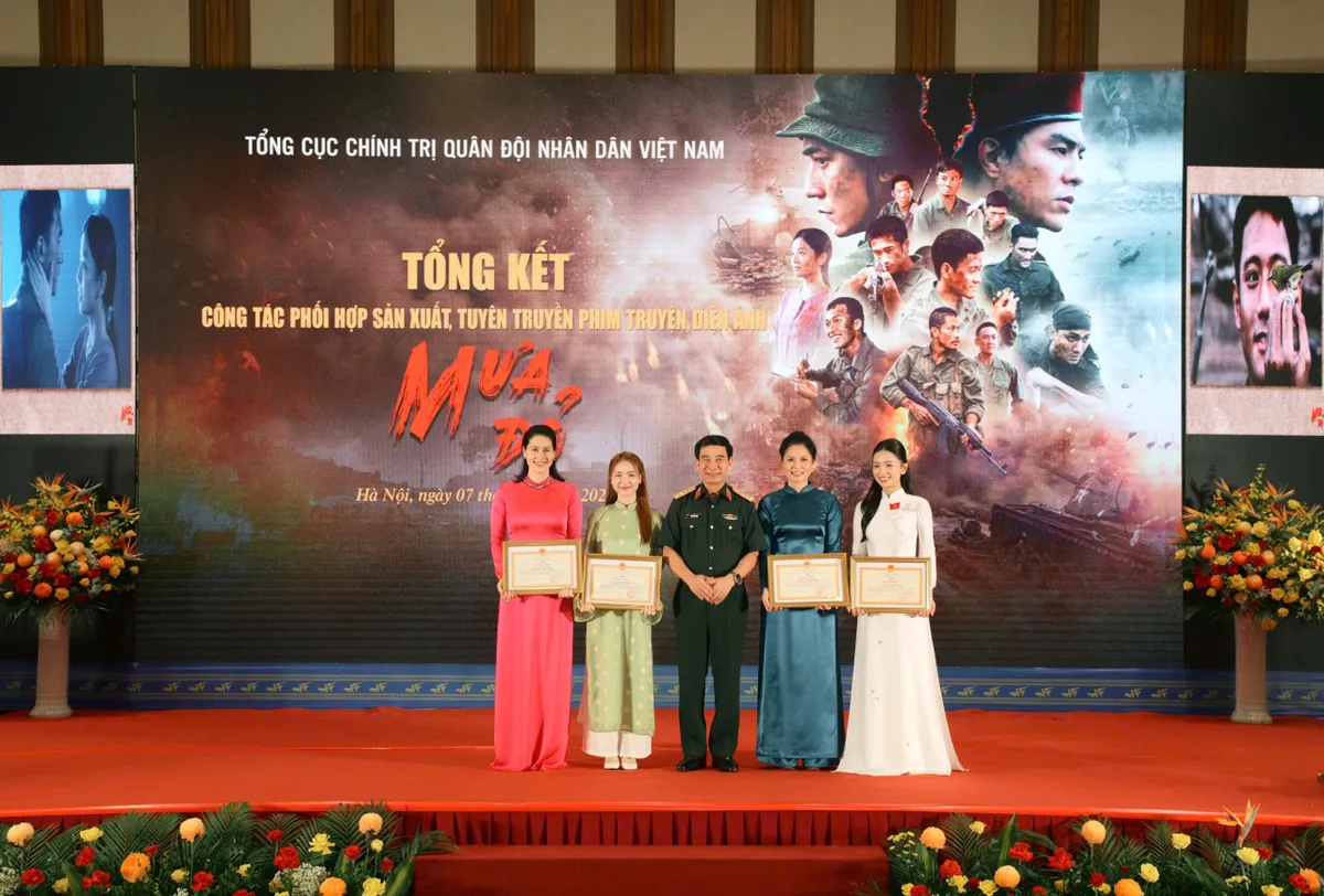 "Anh Tạ, O Hồng" cùng êkip Mưa đỏ nhìn lại hành trình khó quên - Ảnh 8.