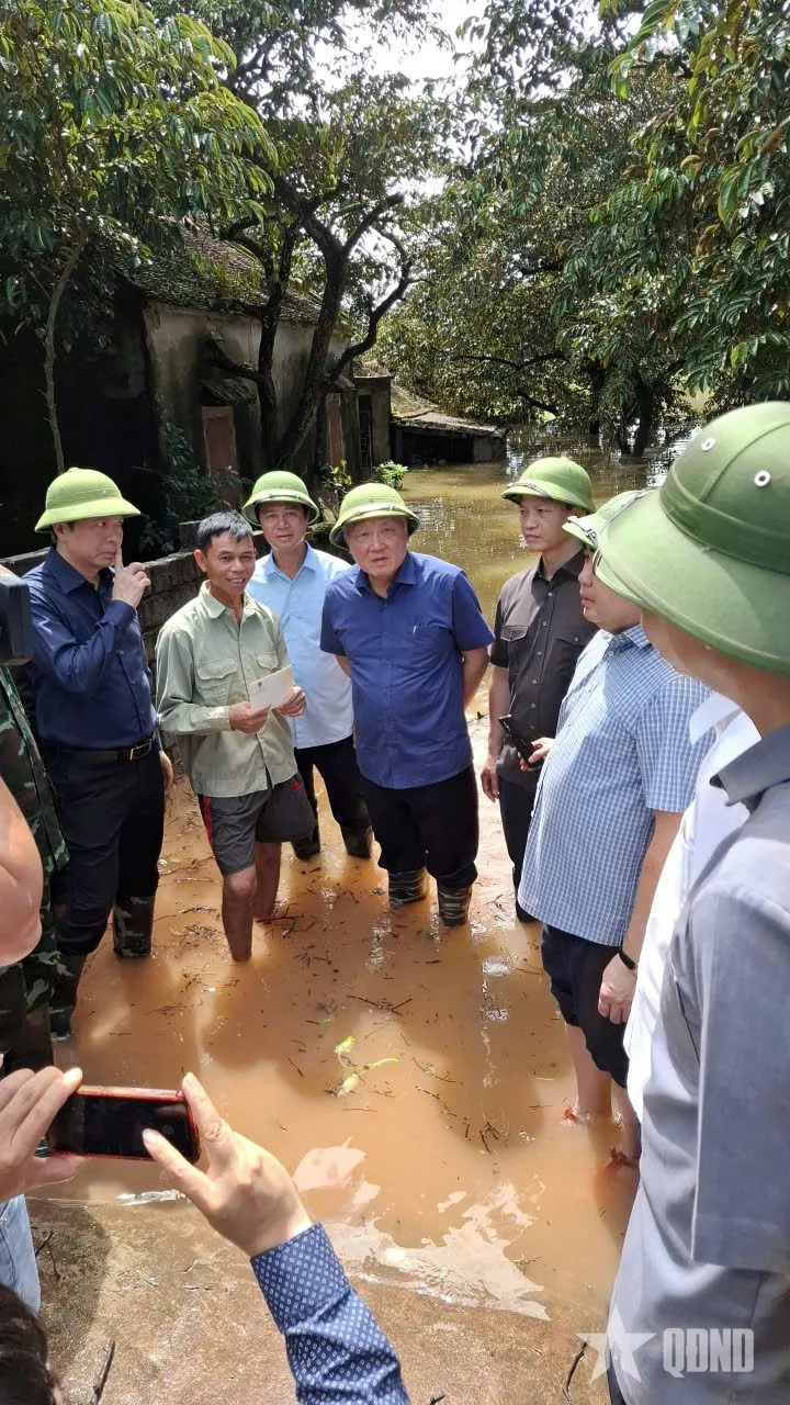 Phó Thủ tướng Nguyễn Hòa Bình kiểm tra, chỉ đạo khắc phục hậu quả mưa lũ tại Bắc Ninh - Ảnh 1.