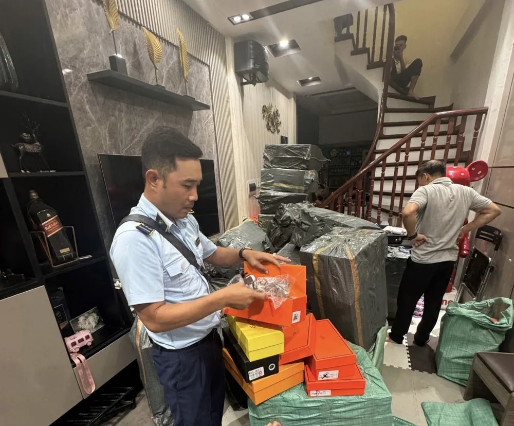 Hà Nội phát hiện gần 6.000 sản phẩm giày dép giả nhãn hiệu nổi tiếng - Ảnh 1.