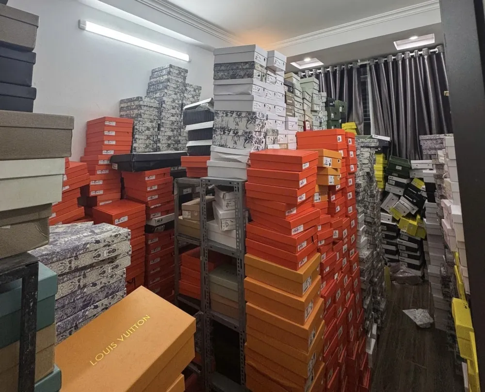 Hà Nội phát hiện gần 6.000 sản phẩm giày dép giả nhãn hiệu nổi tiếng - Ảnh 2.