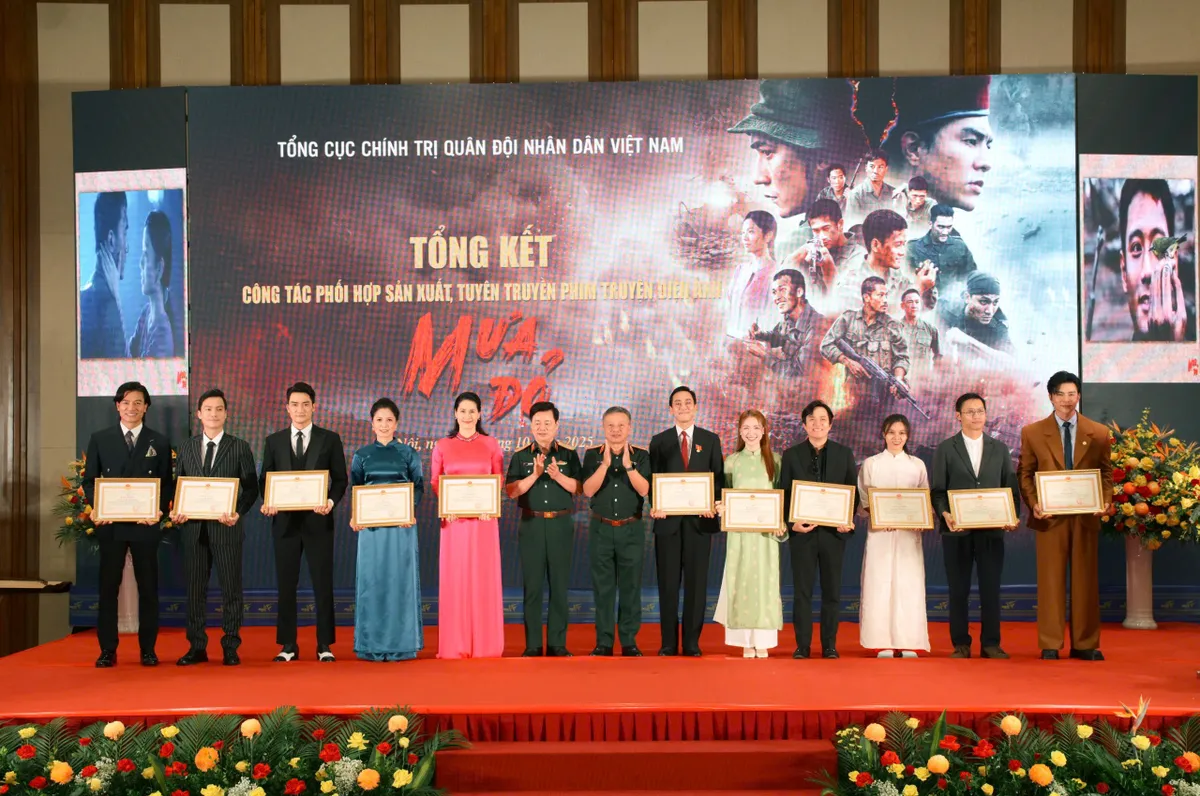 "Anh Tạ, O Hồng" cùng êkip Mưa đỏ nhìn lại hành trình khó quên - Ảnh 9.