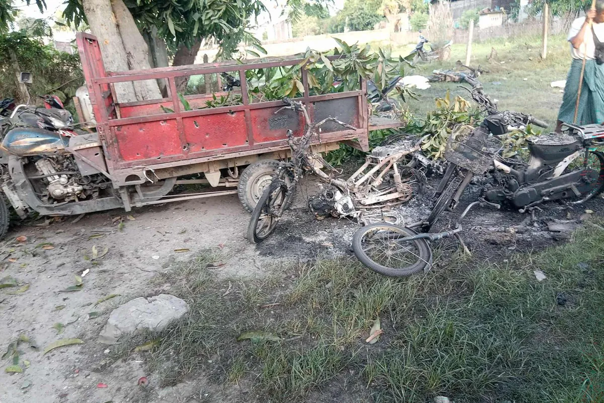 Tấn công bằng dù lượn gắn bom ở Myanmar, ít nhất 20 người thiệt mạng- Ảnh 1. Tấn công bằng dù lượn gắn bom ở Myanmar, ít nhất 20 người thiệt mạng- Ảnh 1.
