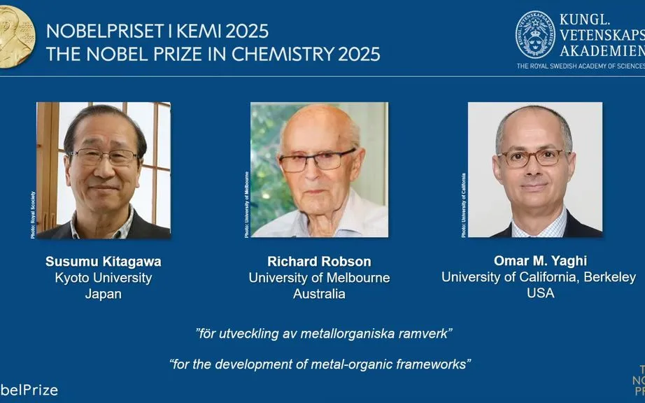 Ba nhà khoa học Susumu Kitagawa, Richard Robson và Omar Yaghi - chủ nhân giải Nobel Hóa học 2025, được công bố tại Viện Karolinska ở Stockholm, Thụy Điển, ngày 8/10/2025 (Ảnh: AP) Ba nhà khoa học Susumu Kitagawa, Richard Robson và Omar Yaghi - chủ nhân giải Nobel Hóa học 2025, được công bố tại Viện Karolinska ở Stockholm, Thụy Điển, ngày 8/10/2025 (Ảnh: AP)