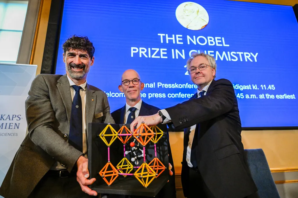 Ba nhà khoa học giành Nobel Hóa học nhờ phát triển khung kim loại - hữu cơ- Ảnh 1. Ba nhà khoa học giành Nobel Hóa học nhờ phát triển khung kim loại - hữu cơ- Ảnh 1.