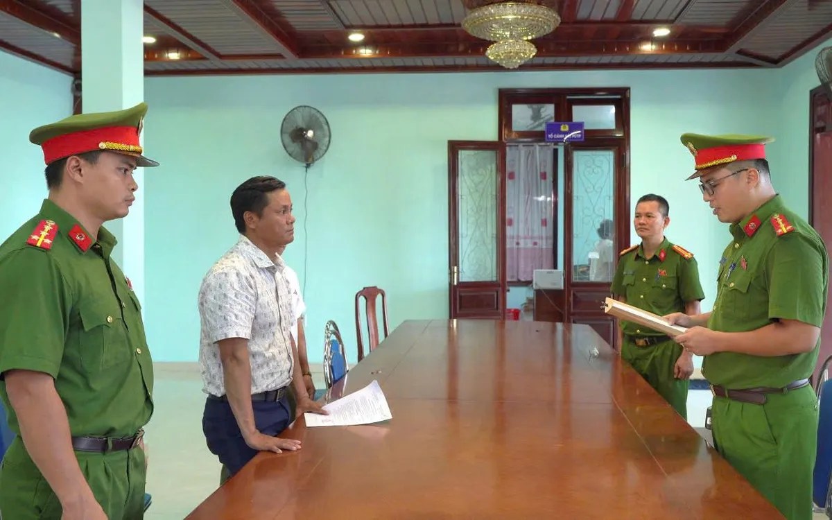 Cơ quan CSĐT Công an TP Huế đọc lệnh bắt tạm giam đối tượng Dương Đăng Khoa. Nguồn: CAND Cơ quan CSĐT Công an TP Huế đọc lệnh bắt tạm giam đối tượng Dương Đăng Khoa. Nguồn: CAND