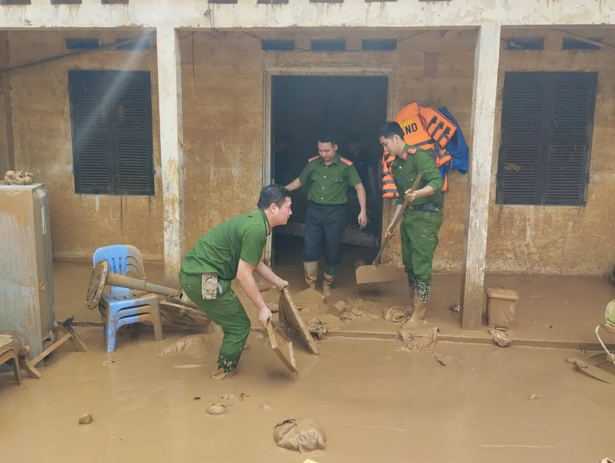 Lũ vượt lịch sử trên sông Cầu, sông Thương – Hàng nghìn người ứng trực bảo vệ đê - Ảnh 3.