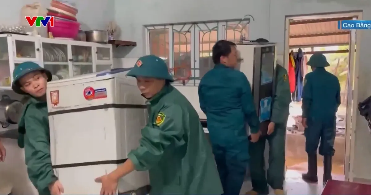 Hàng trăm cán bộ, chiến sĩ căng mình giúp người dân Cao Bằng chống lũ - Ảnh 1.