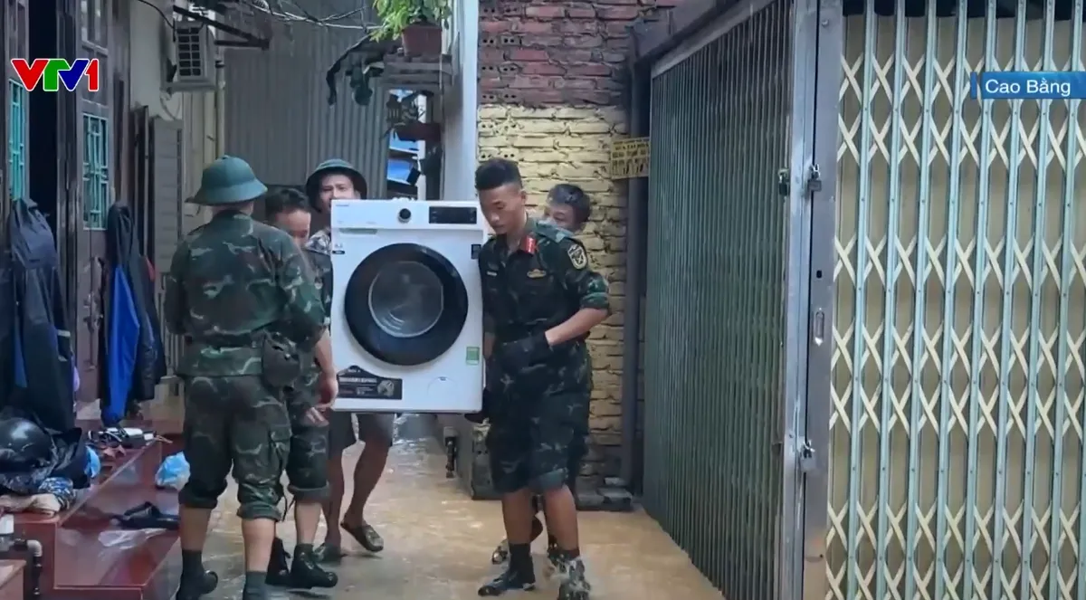 Hàng trăm cán bộ, chiến sĩ căng mình giúp người dân Cao Bằng chống lũ - Ảnh 2.