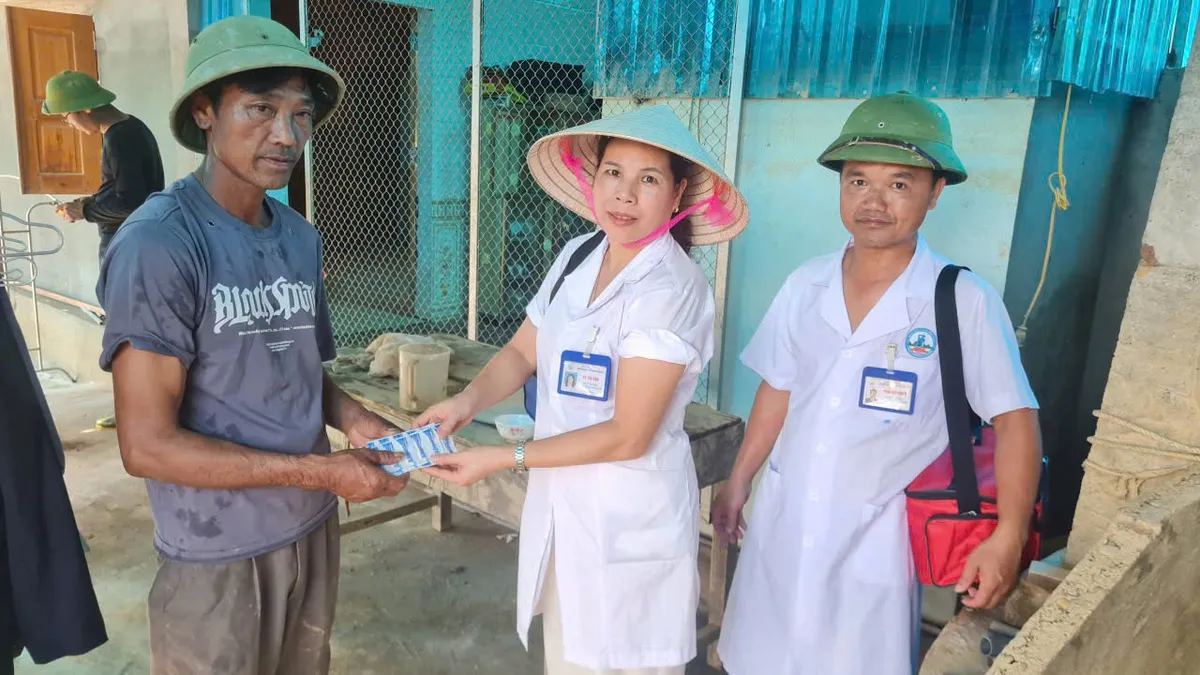 WHO cung cấp vật tư y tế và nước sạch cho các tỉnh bị bão lũ- Ảnh 1. WHO cung cấp vật tư y tế và nước sạch cho các tỉnh bị bão lũ- Ảnh 1.