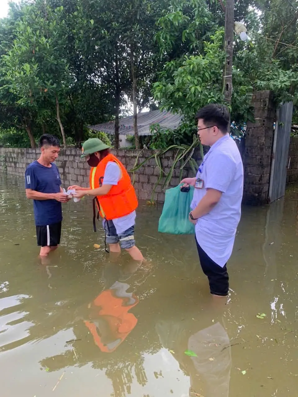 WHO cung cấp vật tư y tế và nước sạch cho các tỉnh bị bão lũ- Ảnh 2. WHO cung cấp vật tư y tế và nước sạch cho các tỉnh bị bão lũ- Ảnh 2.