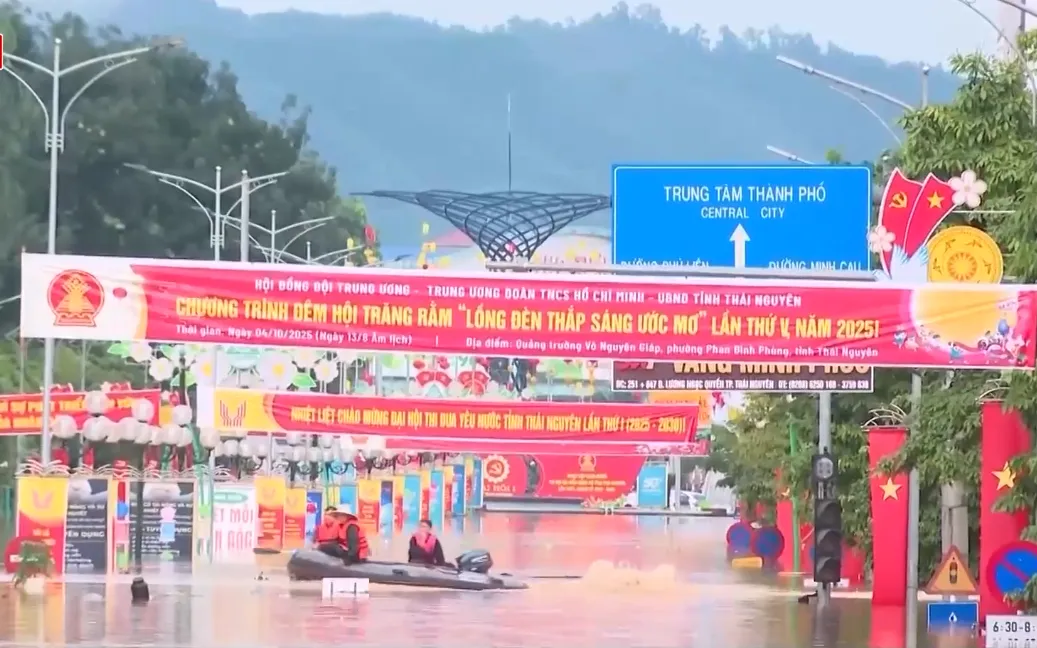 Lũ tại Thái Nguyên vượt đỉnh lịch sử, nhiều đường ngập sâu, người dân phải di chuyển bằng thuyền - Ảnh 1.