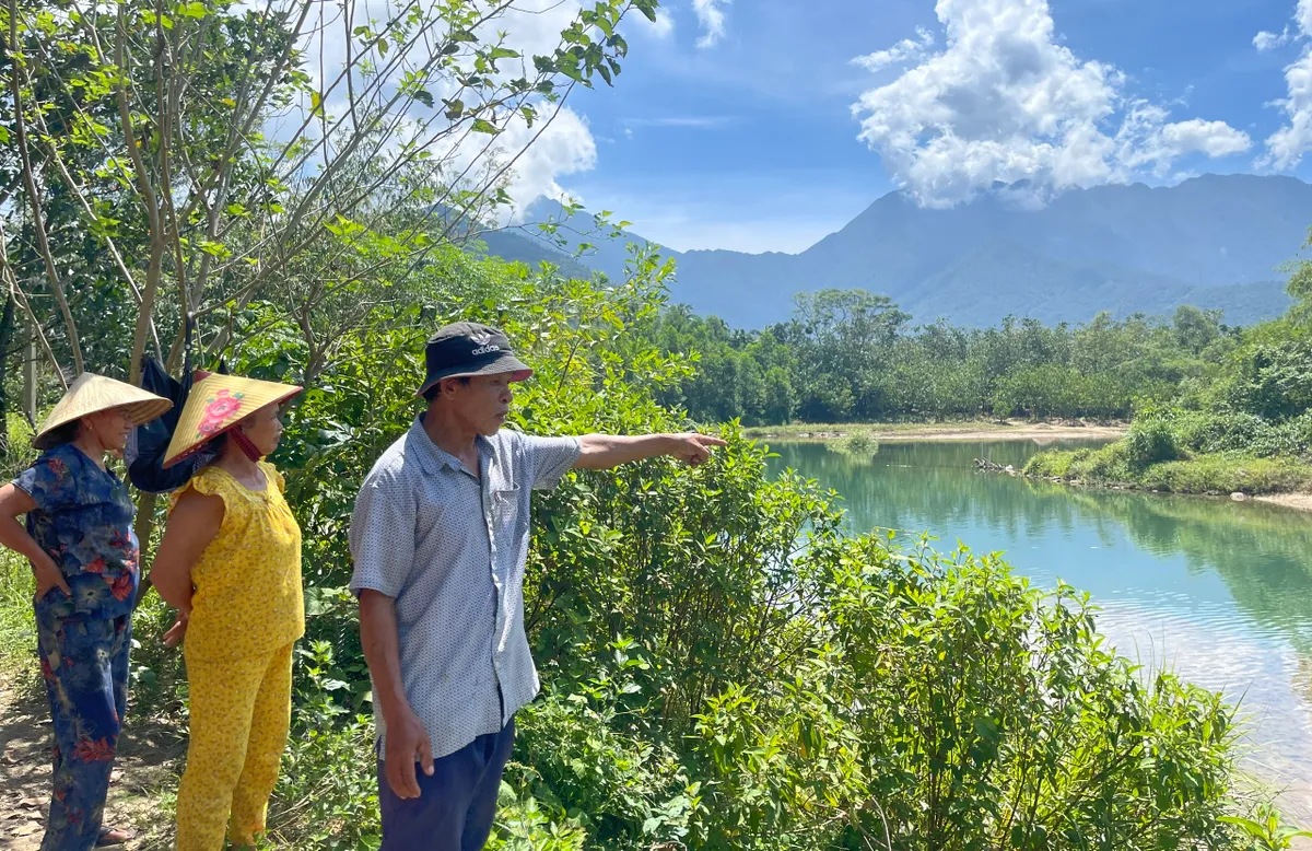Sống khổ bên bờ sông sạt lở - Ảnh 4.