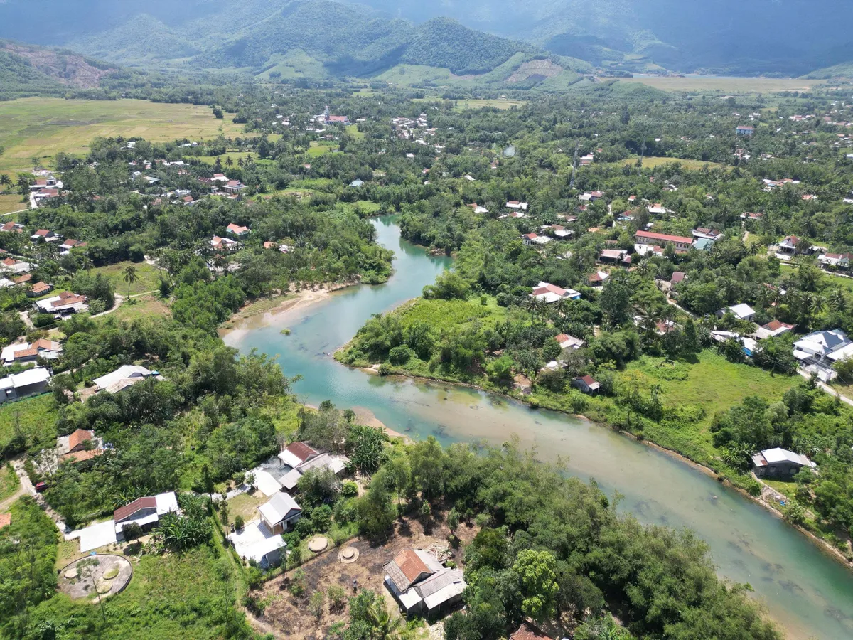 Sống khổ bên bờ sông sạt lở - Ảnh 1.
