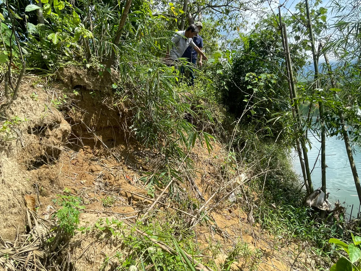 Sống khổ bên bờ sông sạt lở - Ảnh 2.