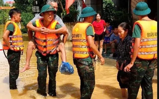 Cán bộ, chiến sĩ Trung đoàn 831, Bộ CHQS tỉnh Bắc Ninh sơ tán 02 người dân bị gãy chân tại xã Bố Hạ. Cán bộ, chiến sĩ Trung đoàn 831, Bộ CHQS tỉnh Bắc Ninh sơ tán 02 người dân bị gãy chân tại xã Bố Hạ.