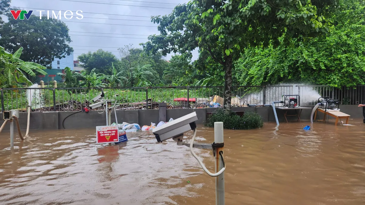 Hà Nội: Cư dân mua máy bơm ‘tự cứu mình’ giữa biển nước - Ảnh 1.