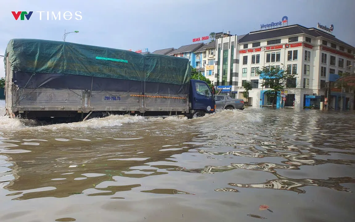 Sau 3 ngày, nhiều khu vực tại xã An Khánh (Hà Nội) nước vẫn ngập sâu. Sau 3 ngày, nhiều khu vực tại xã An Khánh (Hà Nội) nước vẫn ngập sâu.