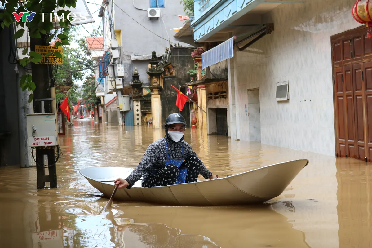 Bắc Ninh: Lũ nối đuôi cô lập hàng nghìn hộ dân phường Vân Hà - Ảnh 3.
