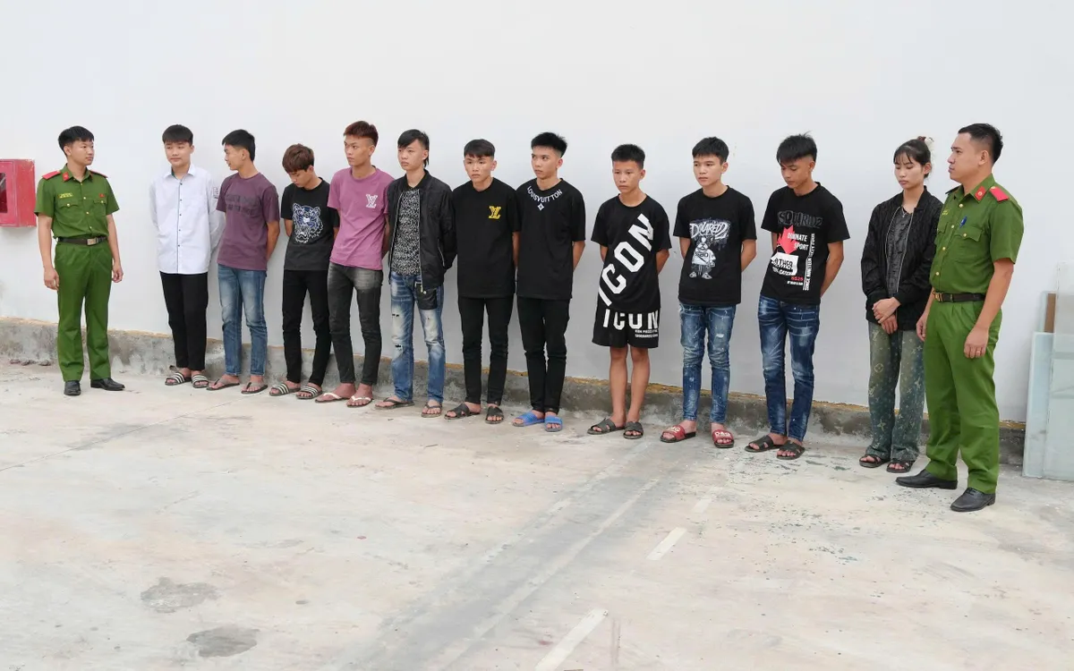 Các đối tượng gây rối trật tự công cộng bị bắt giữ. Các đối tượng gây rối trật tự công cộng bị bắt giữ.