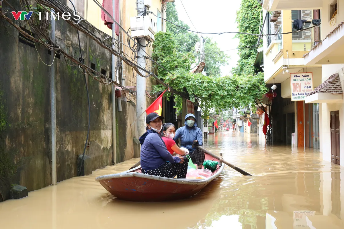 Bắc Ninh: Lũ nối đuôi cô lập hàng nghìn hộ dân phường Vân Hà - Ảnh 4.