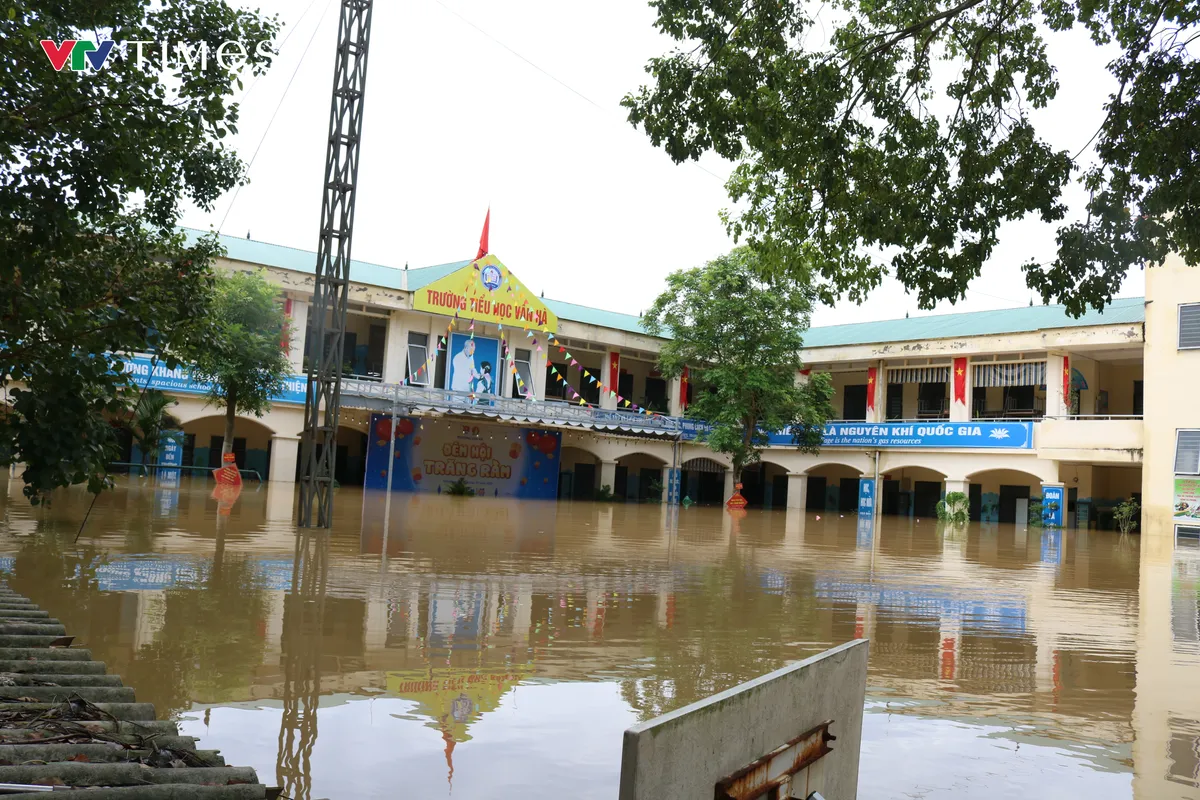 Bắc Ninh: Lũ nối đuôi cô lập hàng nghìn hộ dân phường Vân Hà - Ảnh 12.